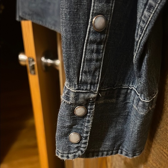 Button Down Shirt in Top Category - Picture 5 of 6